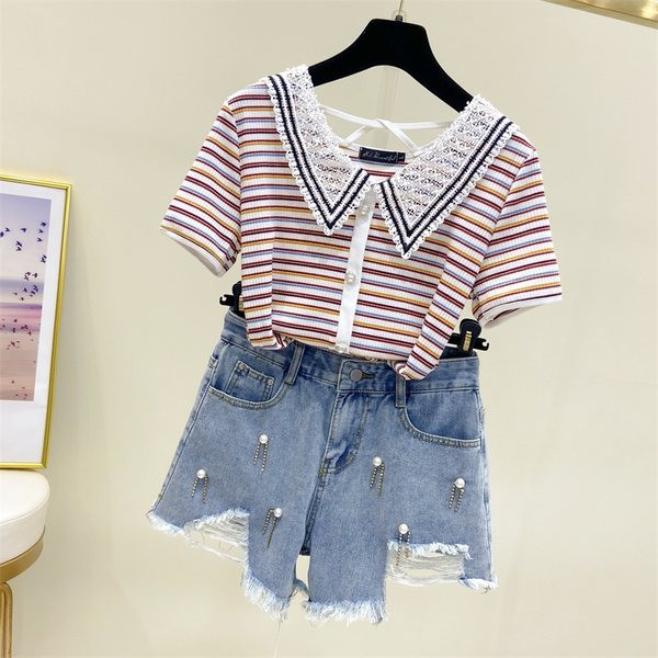 Ženski komplet koji uključuje prugastu bluzu s kragnom i kratke traperice s bisernim ukrasom