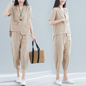 Vasaras komplekts sievietēm no asimetriskas blūzes ar kabatām un 7/8 biksēm