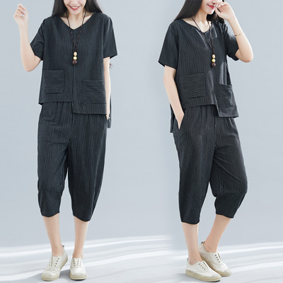 Vasaras komplekts sievietēm no asimetriskas blūzes ar kabatām un 7/8 biksēm