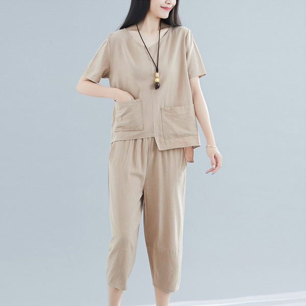 Vasaras komplekts sievietēm no asimetriskas blūzes ar kabatām un 7/8 biksēm