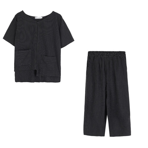 Vasaras komplekts sievietēm no asimetriskas blūzes ar kabatām un 7/8 biksēm