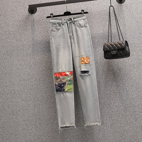 Ležeran ženski set majice s aplikacijom i dugih traperica