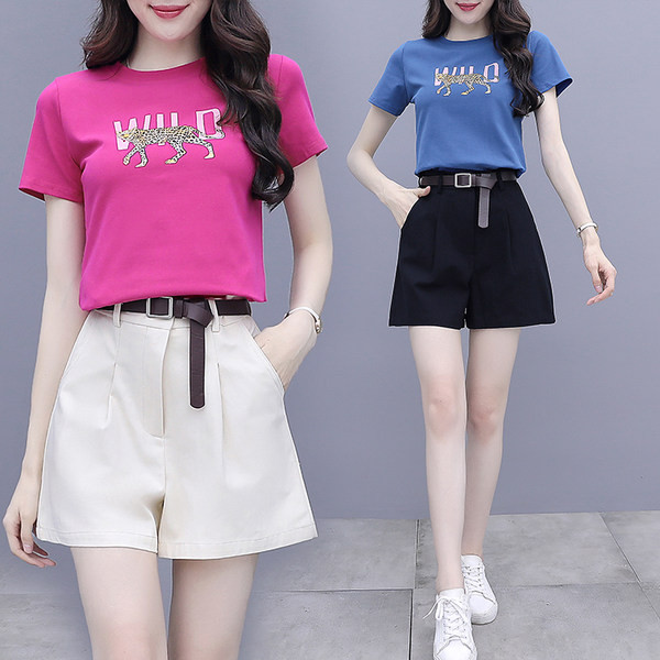 Moderan ljetni set za žene - majica s printom i kratke hlače