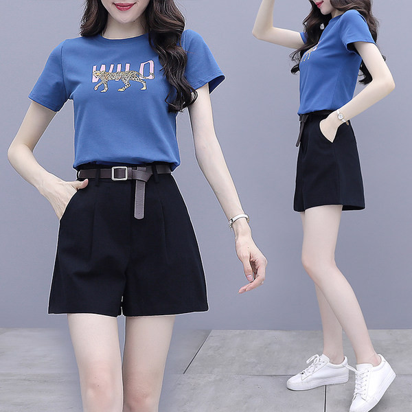 Moderan ljetni set za žene - majica s printom i kratke hlače