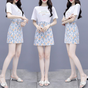 Moderan ženski dvodijelni komplet sa bluzom i suknjom