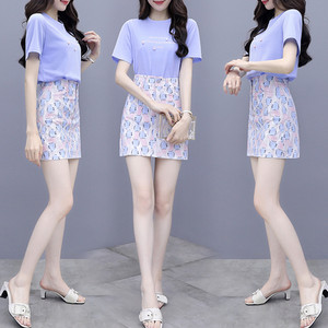 Moderan ženski dvodijelni komplet sa bluzom i suknjom