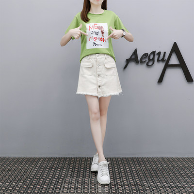 Jauna modeļa sieviešu komplekts ar aplikāciju un pogām