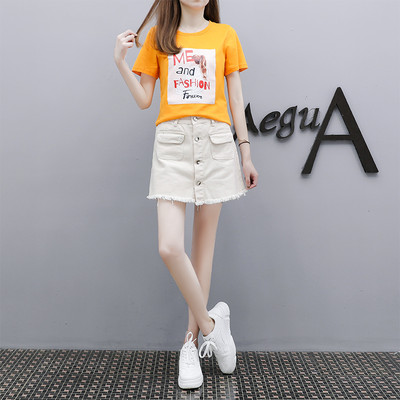 Jauna modeļa sieviešu komplekts ar aplikāciju un pogām