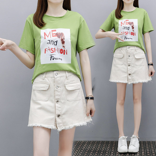 Jauna modeļa sieviešu komplekts ar aplikāciju un pogām