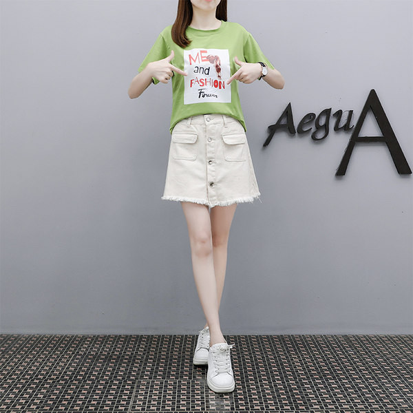 Jauna modeļa sieviešu komplekts ar aplikāciju un pogām