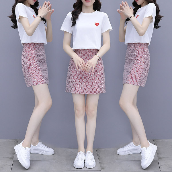 Sieviešu komplekts no divām daļām ar aplikāciju - blūze un svārki