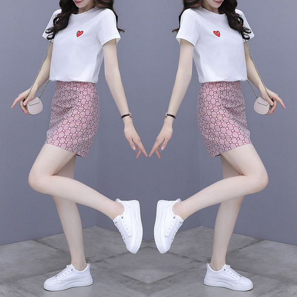 Sieviešu komplekts no divām daļām ar aplikāciju - blūze un svārki