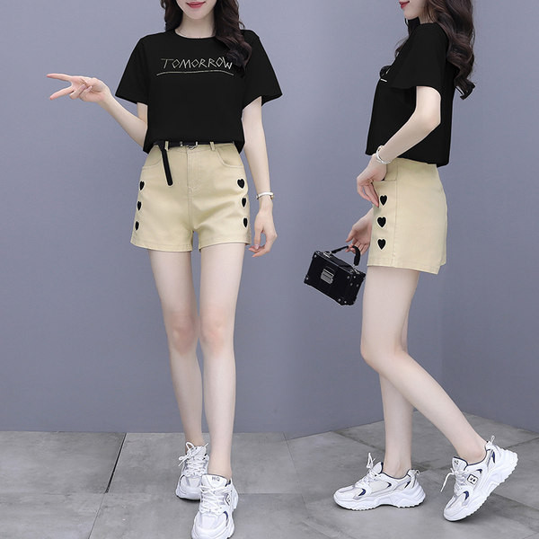 Novi model zenskog kompleta sa natpisima i pojasom