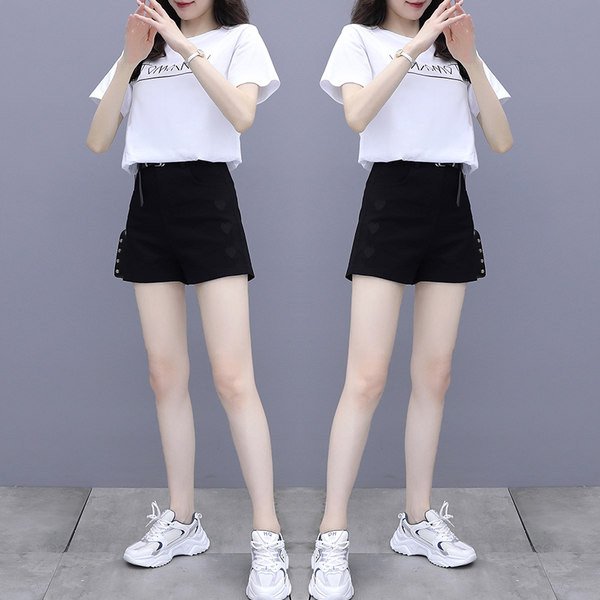 Novi model zenskog kompleta sa natpisima i pojasom