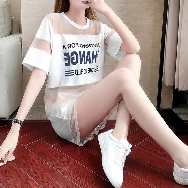 Sieviešu komplekts no divām daļām - T-krekls ar uzrakstu un šorti