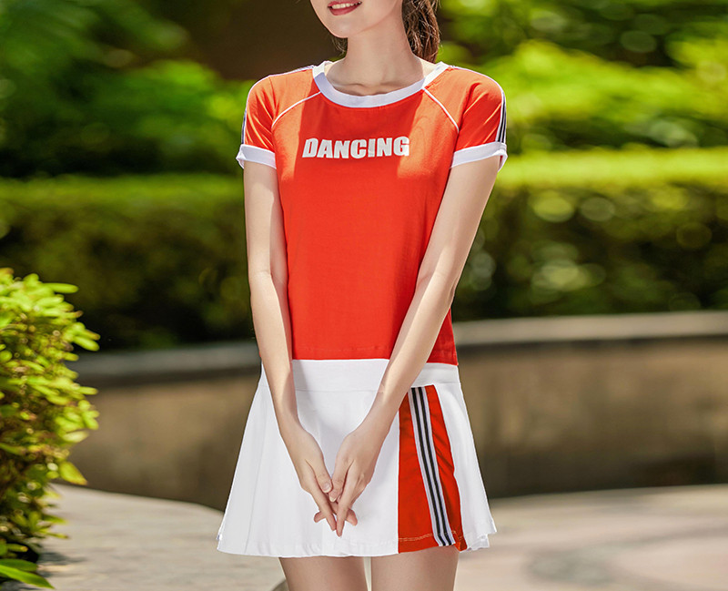 Sportsko-dnevni set majica s natpisom i suknja