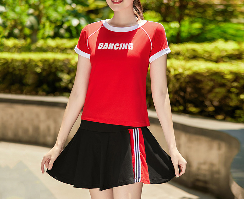 Sportsko-dnevni set majica s natpisom i suknja