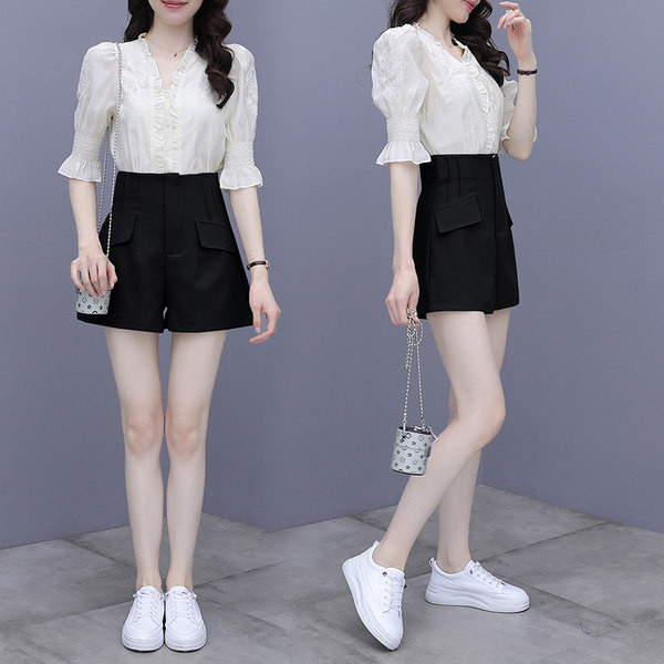 Moderan ženski komplet - košulja sa špic izrezom i hlače visokog struka