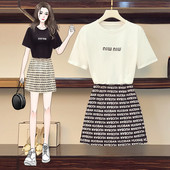 Pavasara sieviešu T-kreklu komplekts un svārki ar augstu jostasvietu