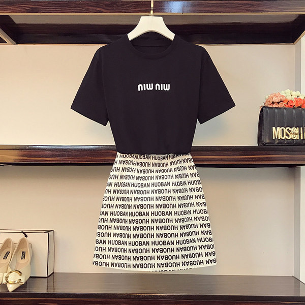 Pavasara sieviešu T-kreklu komplekts un svārki ar augstu jostasvietu