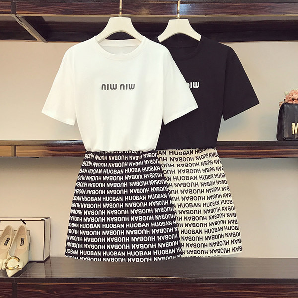 Pavasara sieviešu T-kreklu komplekts un svārki ar augstu jostasvietu