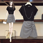 Proljetni ženski komplet crne majice i karirane suknje