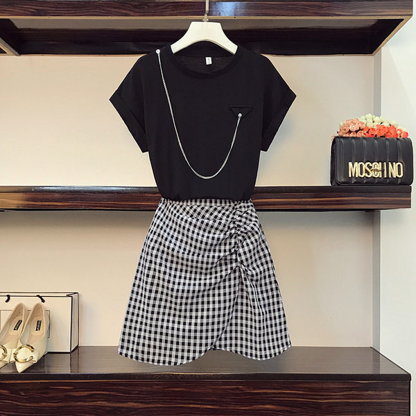 Proljetni ženski komplet crne majice i karirane suknje