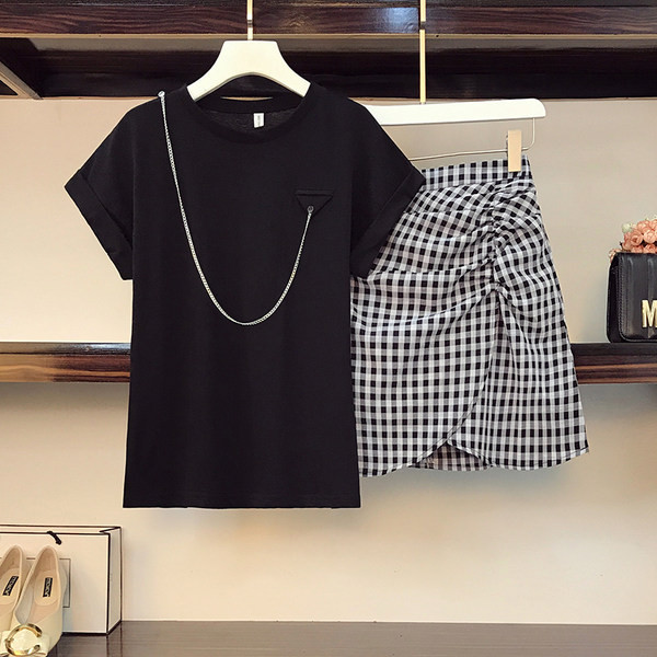 Proljetni ženski komplet crne majice i karirane suknje