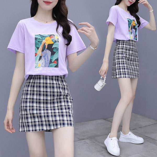 Ženski komplet s aplikacijom u boji i kariranom suknjom