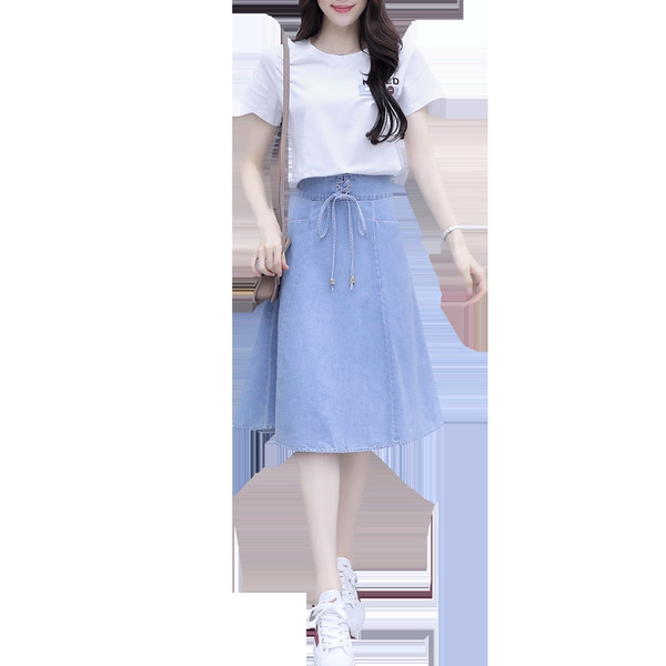 Sieviešu moderni svārku komplekts ar saitēm un T-kreklu