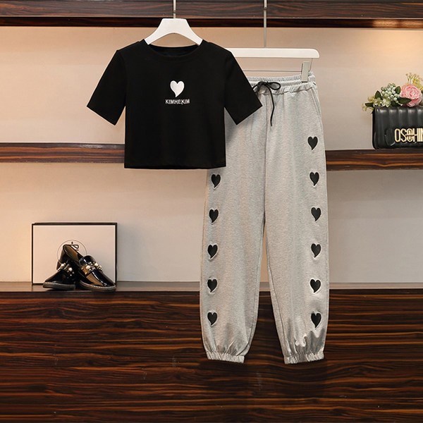 Dnevni ženski set sa izvezenim srcima