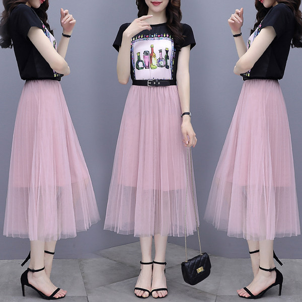 Ženski moderan set sa šarenim aplikacijama i pečatanom suknjom