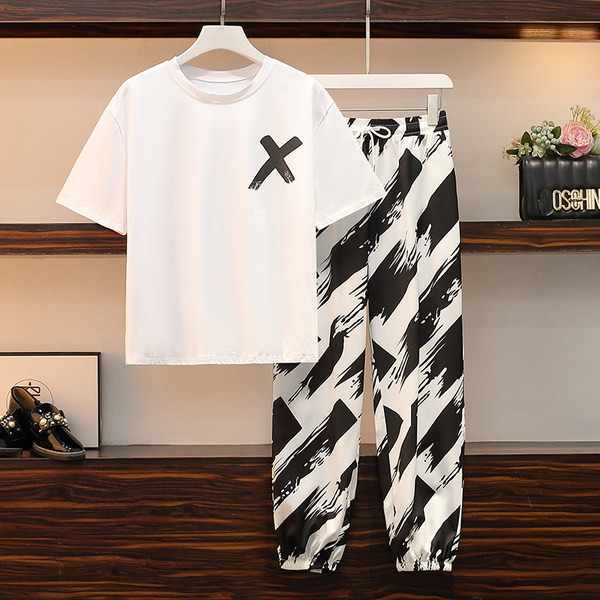 Dnevni ženski proljetni set u crno-bijeloj boji