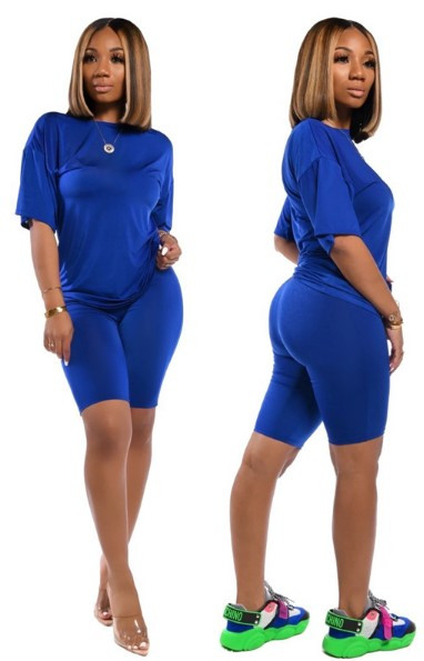 Običan model ženskog kompleta sa širokom majicom i tajicama na bodi