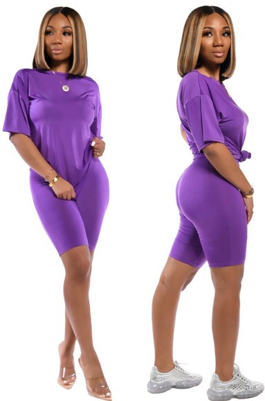 Običan model ženskog kompleta sa širokom majicom i tajicama na bodi