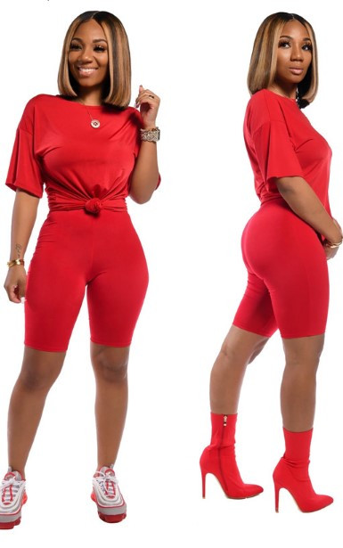 Običan model ženskog kompleta sa širokom majicom i tajicama na bodi