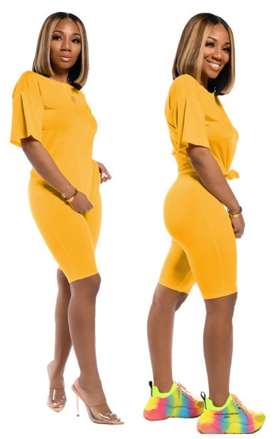 Običan model ženskog kompleta sa širokom majicom i tajicama na bodi