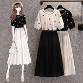 Ženski komplet uključuje tuljanu suknju i bluzu kratkih rukava