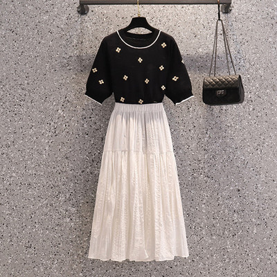 Ženski komplet uključuje tuljanu suknju i bluzu kratkih rukava