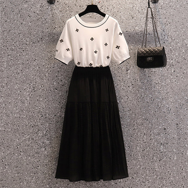 Ženski komplet uključuje tuljanu suknju i bluzu kratkih rukava