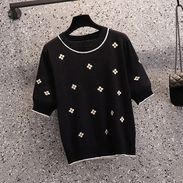 Ženski komplet uključuje tuljanu suknju i bluzu kratkih rukava