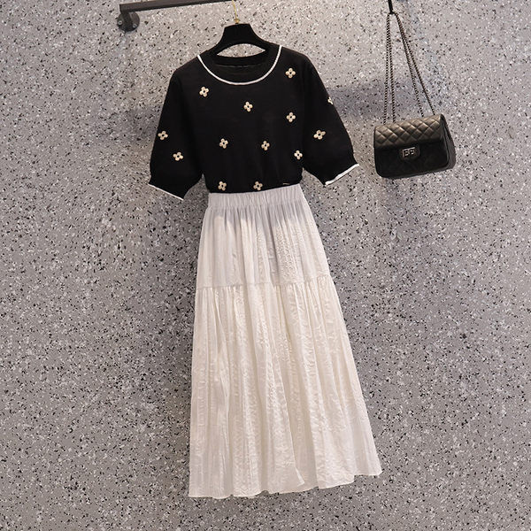 Ženski komplet uključuje tuljanu suknju i bluzu kratkih rukava