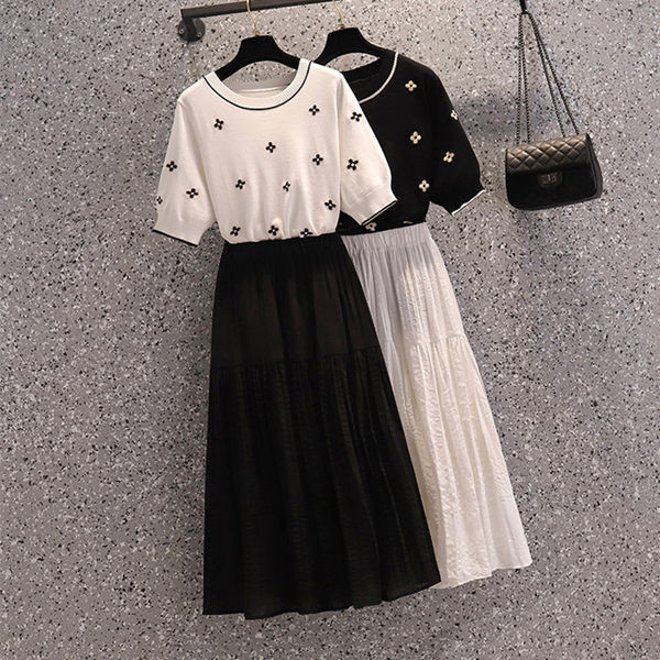 Ženski komplet uključuje tuljanu suknju i bluzu kratkih rukava