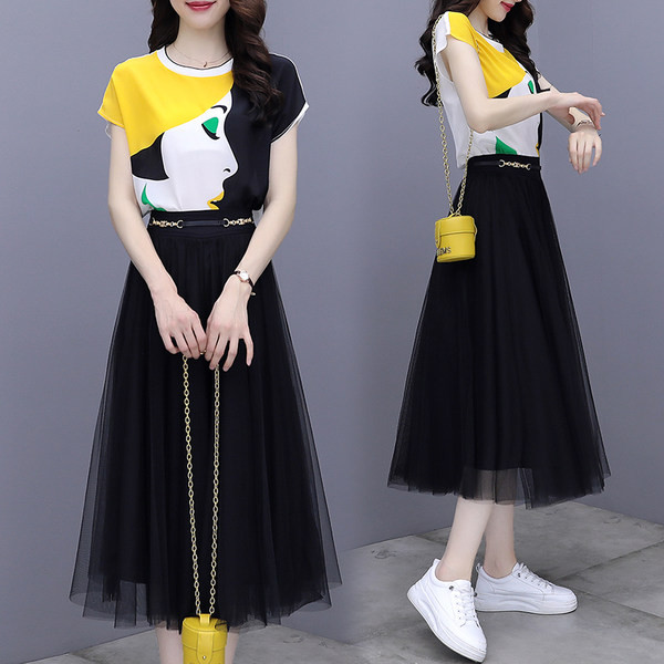 Novi model ljetnog kompleta - majica i suknja od tila