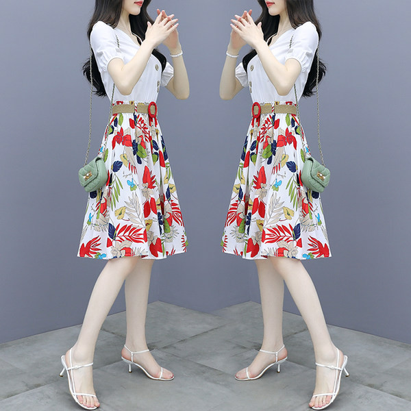 Ljetni komplet pripijene košulje i suknje s cvjetnim uzorkom