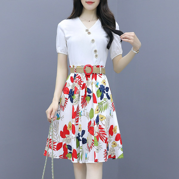 Ljetni komplet pripijene košulje i suknje s cvjetnim uzorkom