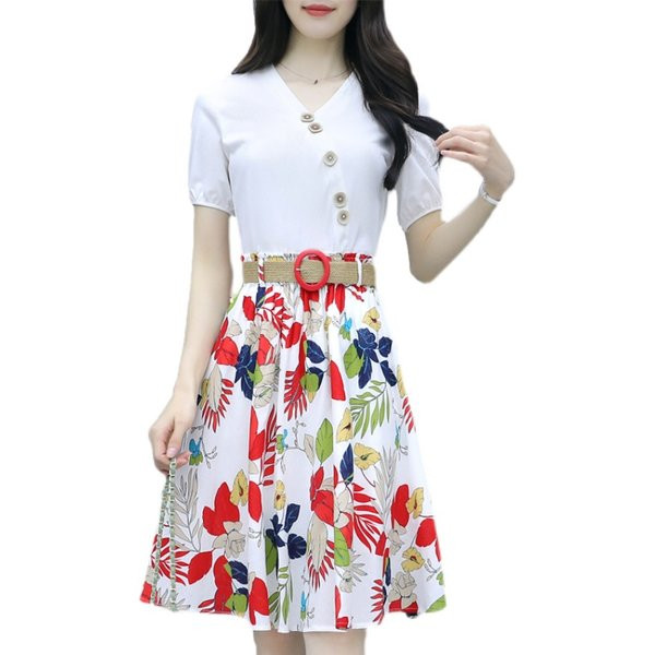 Ljetni komplet pripijene košulje i suknje s cvjetnim uzorkom