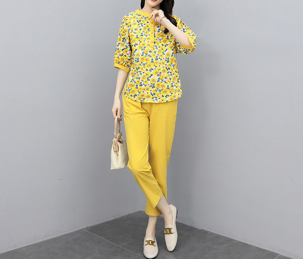 Ženski pamučni komplet - bluza sa cvjetnim uzorkom i hlače