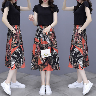 Sieviešu komplekts no divām daļām - blūze un svārki ar kabatām