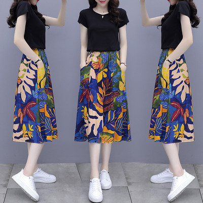 Sieviešu komplekts no divām daļām - blūze un svārki ar kabatām